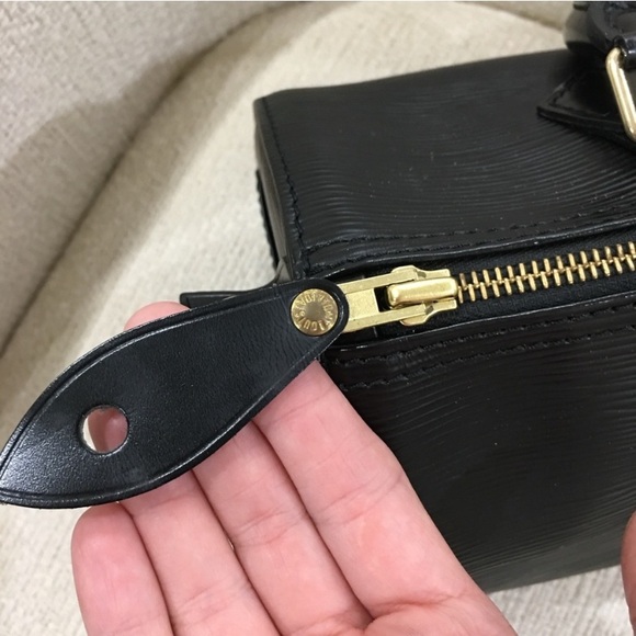 Authentic Louis Vuitton Epi black leather Speedy 25 bag - Picture 13 of 16